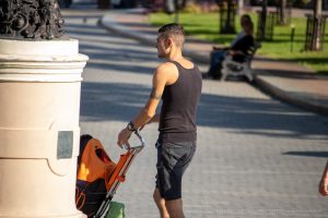 Фото татуировки на спине. Черно-серый рисунок татуировки в стиле графика, детальная проработка.