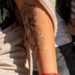Тату летающая тарелка и инопланетяне на левой руке девушки - Уличная татуировка 14.09.2020 – tatufoto.com 5