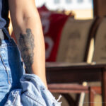 Тату лиса и цветы на запястье левой руки девушки – Уличная татуировка (street tattoo)-29.09.2020-tatufoto.com 7