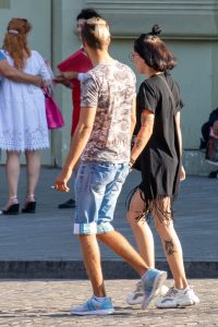 Фото тату на руках: сочетание абстрактных узоров и изображений цветов в черно-серых тонах. Стильные татуировки для тех, кто ценит оригинальность.
