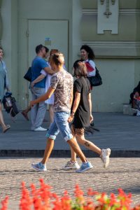 Фото тату на икре: изображение волка в движении, выполненное в черно-белых тонах. Идеально подходит для любителей животных и символизма.