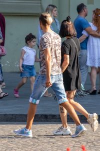 Фото тату на руках: изображения цветов и абстрактных узоров в черно-серых тонах. Стильные татуировки для тех, кто ценит минимализм и элегантность.