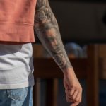 Тату лицо девушки и розы на правой руке парня –Уличная татуировка (street tattoo)–22.09.2020–tatufoto.com 3