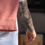 Тату лицо девушки и розы на правой руке парня –Уличная татуировка (street tattoo)–22.09.2020–tatufoto.com 6