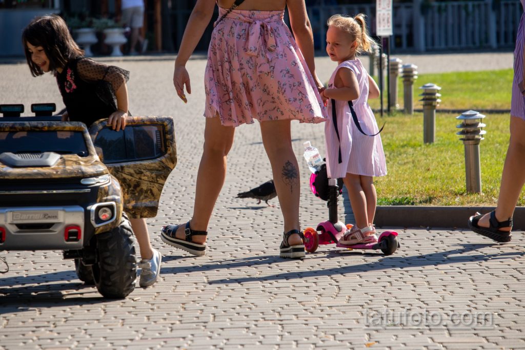 Тату лотос внизу правой ноги молодой мамы – Уличная татуировка 14.09.2020 – tatufoto.com 5