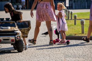 Фото татуировки на ноге женщины, частично скрытой одеждой. Виден фрагмент рисунка, предположительно, изображение цветка или птицы.