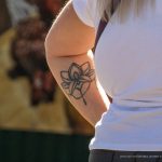 Тату лотос на левой руке девушки –Уличная татуировка (street tattoo)–22.09.2020–tatufoto.com 2