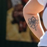 Тату лотос на левой руке девушки –Уличная татуировка (street tattoo)–22.09.2020–tatufoto.com 3
