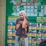 Фото тату на плече: реалистичный череп с розой во рту, выполненный в черно-серых тонах. Классический сюжет татуировки, привлекающий внимание.