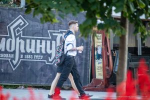 Фото татуировки в стиле ориентал на руке мужчины, с изображением ярких цветов и узоров. Детализированный рисунок татуировки, выполненный в насыщенных цветах.