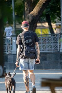 Фото тату: рукав татуировок на руках мужчины, выполненный в стиле blackwork с добавлением традиционных элементов, таких как цветы и узоры.