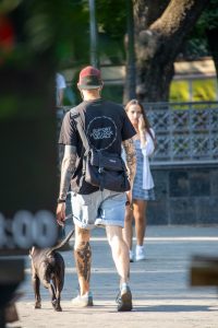 Фото тату: рукав татуировок на руках мужчины, выполненный в стиле blackwork, с использованием геометрических узоров и темных оттенков.
