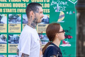 Фотография с изображением татуировок на шее и руках у мужчины. Видны детализированные рисунки в традиционном стиле.