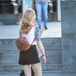 Тату на правой руке девушки с лицом – ягодами и цветами - Уличная татуировка – tatufoto.com 11