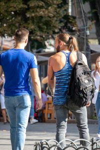 Фото тату на руке мужчины: детализированный рисунок, вероятно, изображение животного или мифологического существа. Черно-серые тона, реалистичный стиль.