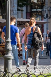Фото тату на руке мужчины: детализированный рисунок, вероятно, изображение животного или мифологического существа. Черно-серые тона, реалистичный стиль.