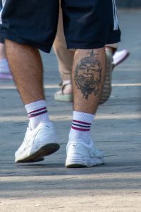 Тату на руке и ноге парня --Уличная тату-street tattoo-21.09.2020-tatufoto.com 2