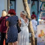 Тату на спине женщины в белом платье –Уличная татуировка (street tattoo)–22.09.2020–tatufoto.com 1