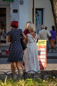 Фото тату скорпиона на спине женщины. Детализированный черно-белый рисунок, вид с близкого расстояния. Акцент на проработке деталей и теней.