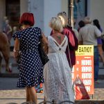 Тату на спине женщины в белом платье –Уличная татуировка (street tattoo)–22.09.2020–tatufoto.com 3