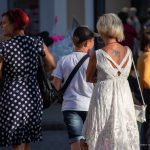 Тату на спине женщины в белом платье –Уличная татуировка (street tattoo)–22.09.2020–tatufoto.com 5