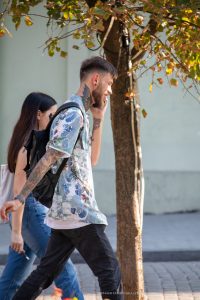 Фото тату: впечатляющий рукав татуировки на руке мужчины, с изображением ярких цветов, птиц и других животных. Детализированный рисунок татуировки.