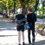 Фото тату на бедрах девушки, выполненное в стиле леттеринг с добавлением цветочных узоров. Элегантный рисунок татуировки подчеркивает форму ноги.