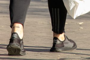 Фото тату: надписи 'Mommy' на одной лодыжке и 'Daddy' на другой. Черные чернила, минималистичный стиль, трогательный символ родительской любви.