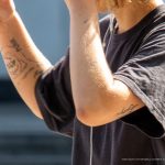 Тату надпись PUNK и ATB со знаком $ на руке девочки скейтера –Уличная татуировка (street tattoo)–22.09.2020–tatufoto.com 3