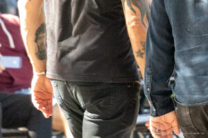 Фотография татуировок на руках мужчины, включающая портрет и изображение звезды. Видна детальная проработка чернил и линий рисунка.