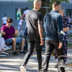 Фото тату на руке мужчины, изображающее рисунок в стиле олдскул с использованием черных чернил. Видна детальная проработка линий и элементов рисунка.