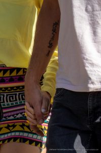 Крупный план татуировки на предплечье мужчины с надписью "One Life One Family". Уличная татуировка, современный стиль, детализированный рисунок.
