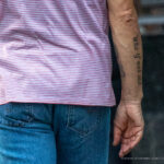 Фото татуировки на предплечье мужчины. Надпись на английском языке, выполненная черными чернилами, имеет минималистичный дизайн.