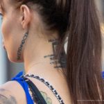 Тату надпись УМЕРЕННОСТЬ на лице и шее девушки – 17.09.2020 – tatufoto.com 4