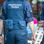 Фото татуировки на руке военнослужащего Национальной гвардии Украины. Надпись на латыни, выполненная черными чернилами, на предплечье.