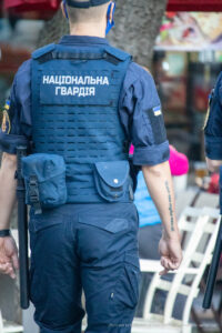 Фото татуировки на руке военнослужащего Национальной гвардии Украины. Надпись на латыни, выполненная черными чернилами, на предплечье.