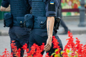 Фото тату: крупный план черной латинской надписи на внутренней стороне предплечья сотрудника Национальной гвардии Украины.
