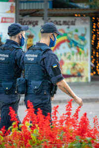 Фото тату: два сотрудника Национальной гвардии Украины с одинаковыми черными татуировками-надписями на предплечьях.