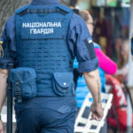 Фото татуировки на руке военнослужащего Национальной гвардии Украины. Надпись на латыни, выполненная черными чернилами, на предплечье.