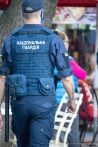Фото татуировки на руке военнослужащего Национальной гвардии Украины. Надпись на латыни, выполненная черными чернилами, на предплечье.