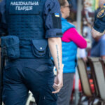 Фото татуировки на руке военнослужащего Национальной гвардии Украины. Надпись на латыни, выполненная черными чернилами, на предплечье.