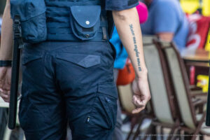 Фотография татуировки на руке сотрудника Национальной гвардии Украины. Надпись на латыни, выполненная черными чернилами, занимает большую часть предплечья.