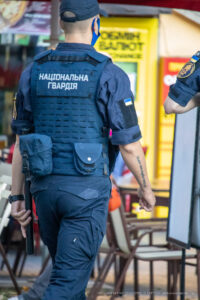 Фото татуировки на руке военнослужащего Национальной гвардии Украины. Текст тату на латыни, выполнен в черном цвете, на предплечье.