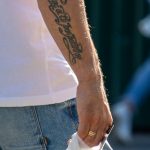 Тату надпись на латыни на руке парня –Уличная татуировка (street tattoo)–22.09.2020–tatufoto.com 3