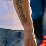 Тату надпись на латыни на руке парня –Уличная татуировка (street tattoo)–22.09.2020–tatufoto.com 4