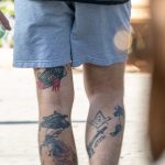 Тату нож и надпись НЕ ТУПИ на ноге парня –Уличная татуировка (street tattoo)–22.09.2020–tatufoto.com 5