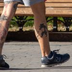 Тату нож и надпись НЕ ТУПИ на ноге парня –Уличная татуировка (street tattoo)–22.09.2020–tatufoto.com 6