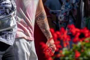 Фото тату крупным планом: реалистичный портрет льва с открытым глазом, выполненный в черно-серых тонах. Детализированный рисунок татуировки на руке.