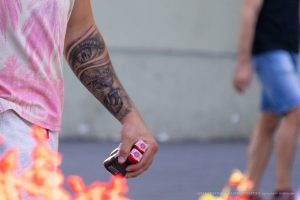 Фото тату на предплечье: реалистичный портрет льва с открытым глазом, выполненный в черно-серых тонах. Детализированный рисунок татуировки.
