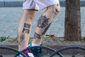 Фото татуировок на ногах. Изображены абстрактные узоры и рисунок осьминога. Татуировки выполнены в черно-белой гамме.